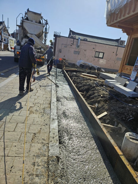 경주 황리단길 한옥펜션 담장·대문 시공, 와담 완성 모습과 공사 과정 | 한옥을짓다 20240401 090453