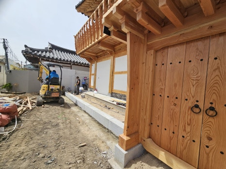 경주 황리단길 한옥펜션 담장·대문 시공, 와담 완성 모습과 공사 과정 | 한옥을짓다 20240417 112435
