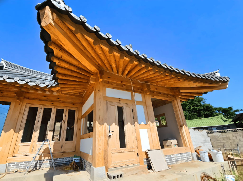 추녀 주위로 선자서까래가 펼쳐진 모습