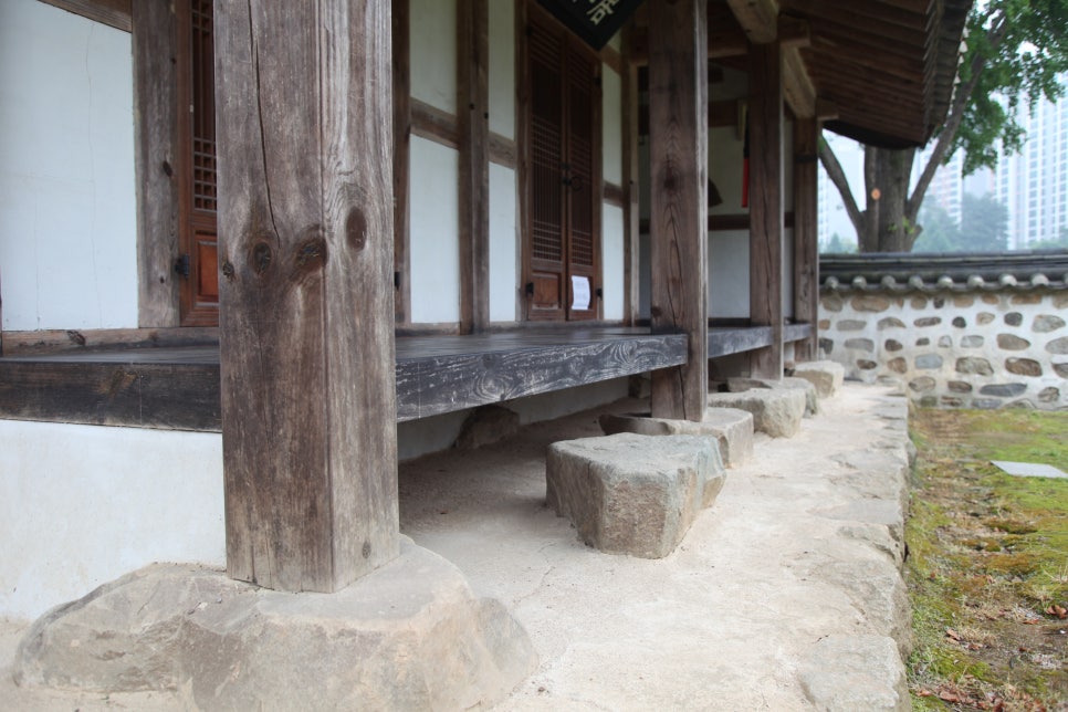 한옥 기초공사, 전통 주춧돌과 현대 콘크리트 기초는 어떻게 다를까요? | 한옥을짓다 foundation traditional