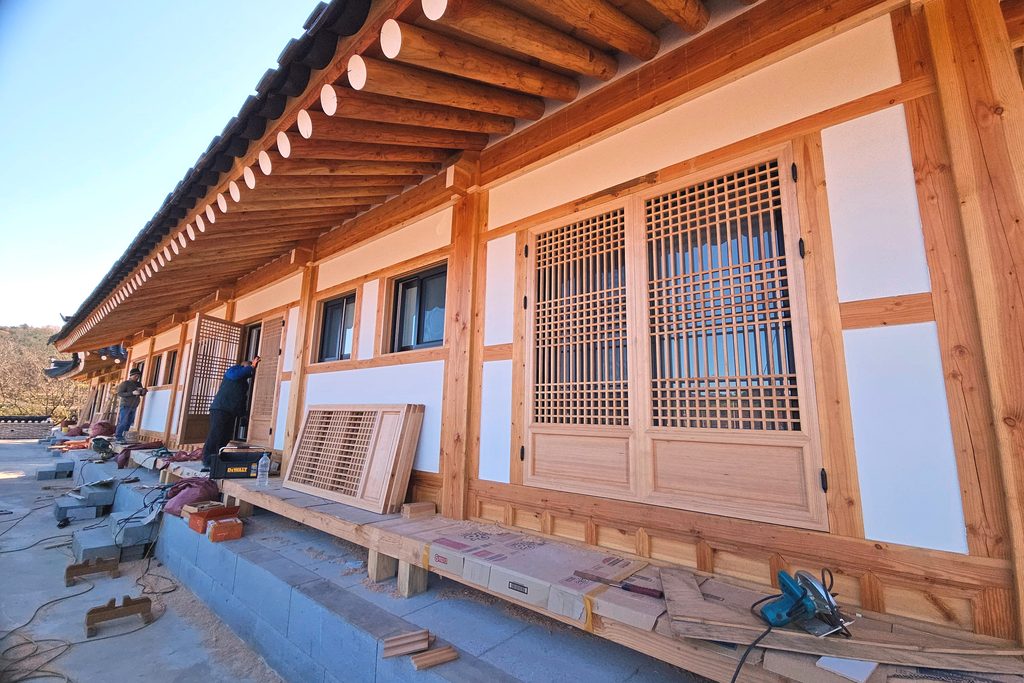 전총 한식 창을 설치하는 사진